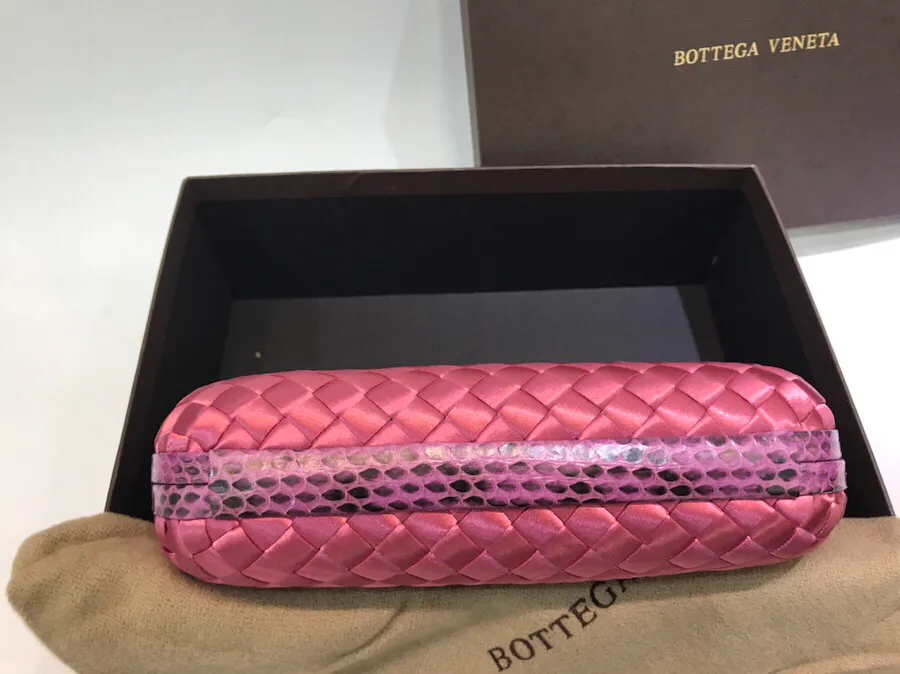 The latest and most popular Knot clutch from the 8651 counter is made of exquisite Japanese silk fabric with snakeskin piping. It looks elegant when worn cross-body or in the hand. It can also be carried by petite girls and can hold 2 iPhone X phones. Size: 20cm*12cm